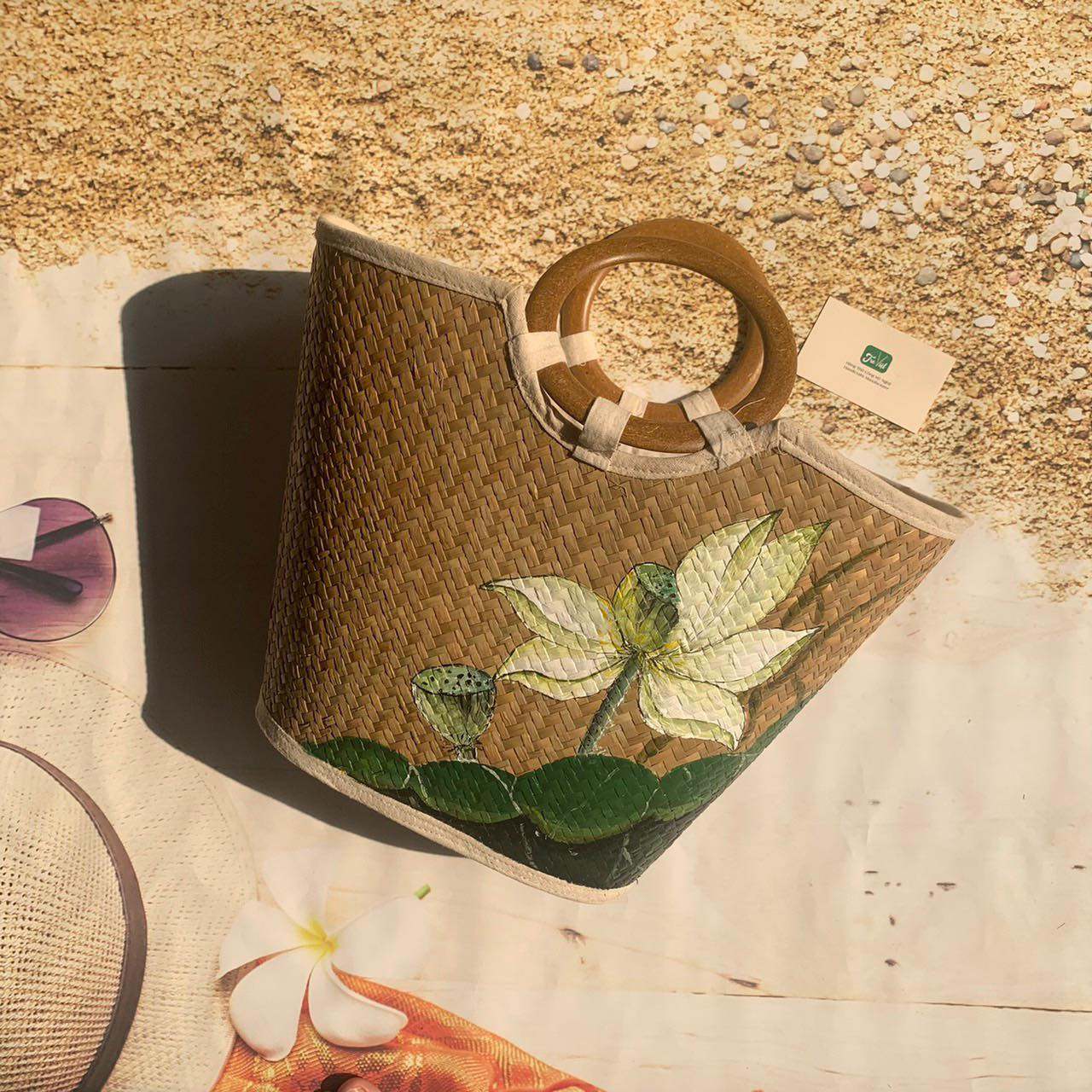 Beautiful Handwoven Water Hyacinth Handbag for Elegant Natural Fashion