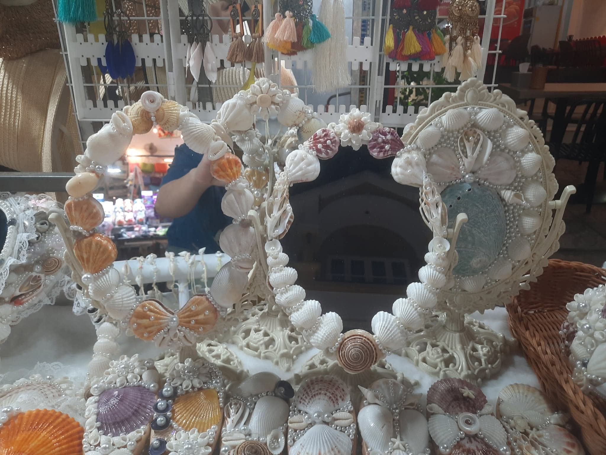 Seashell Table Mirrors: Artistic & Elegant Decorative Pieces from Vietnam Summary