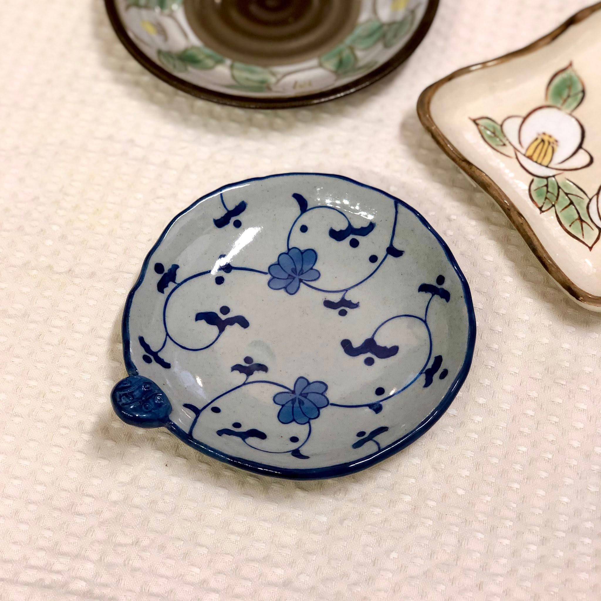 Artistic Ceramic Plate Elegant Décor for Modern Living