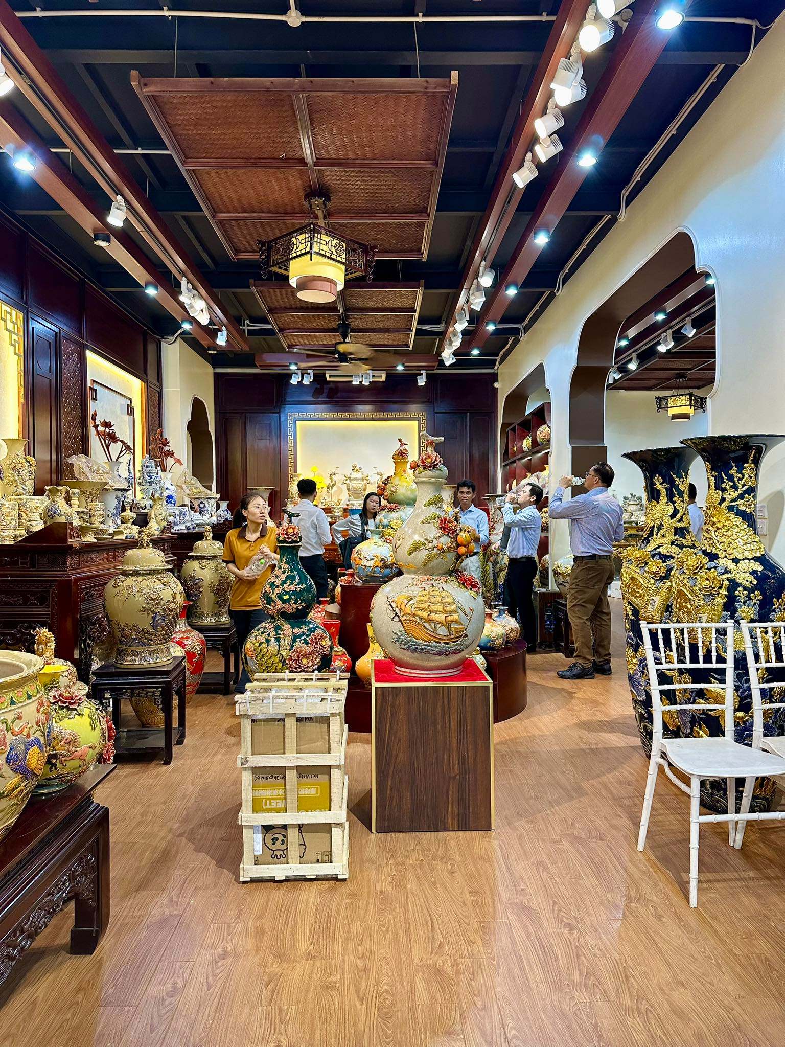 Bat Trang Ceramic Vases: Timeless Vietnamese Craftsmanship for Global Home Décor Markets