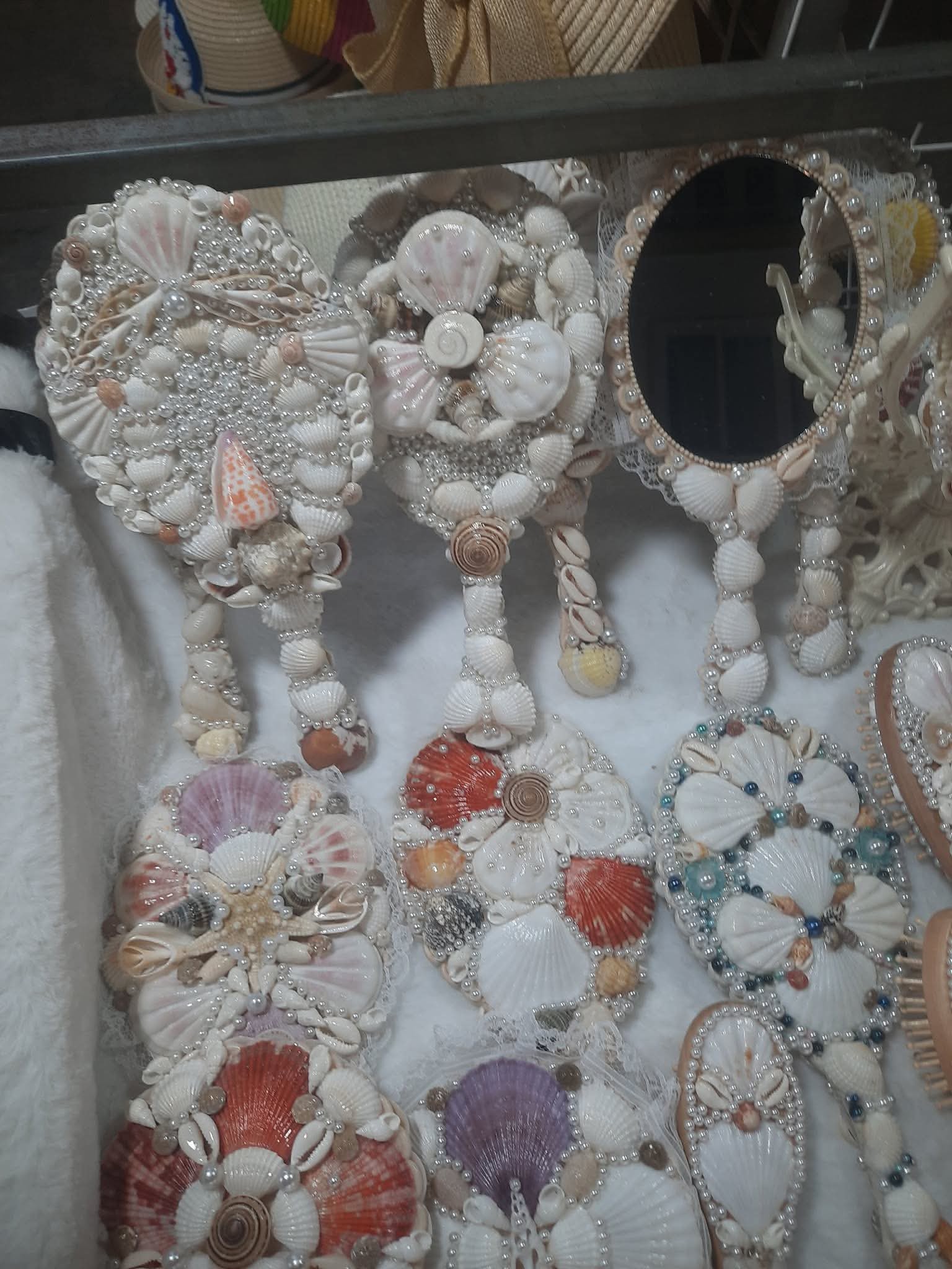 Handcrafted Seashell Hand Mirrors: Artistic & Elegant Decorative Accessories from Vietnam