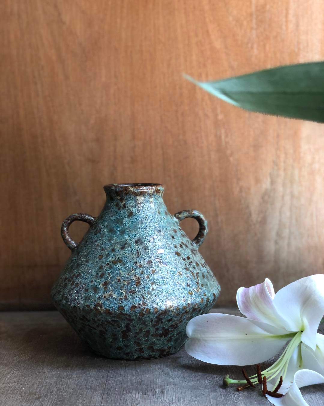 Artistic Ceramic Vase Refined Craftsmanship for Elegant Home Decor